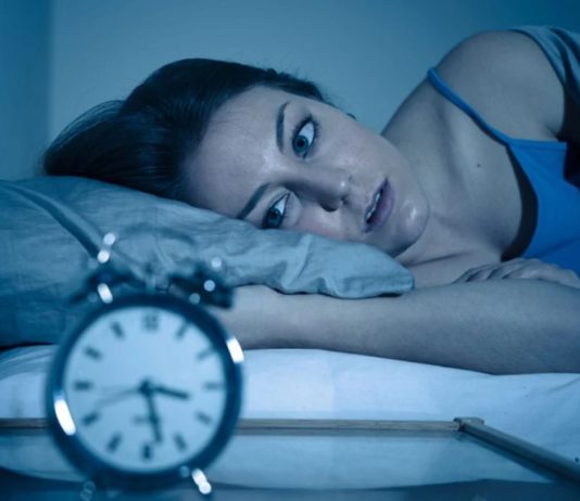 Bieža pamošanās naktī : Par kādām slimībām un kaitēm tā mūs brīdina