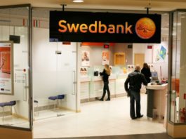 Swedbank brīdina pilnīgi visus bankas klientus – No bankas kontiem pazūd milzu nauda