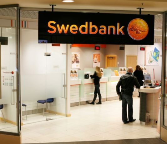 Swedbank brīdina pilnīgi visus bankas klientus – No bankas kontiem pazūd milzu nauda