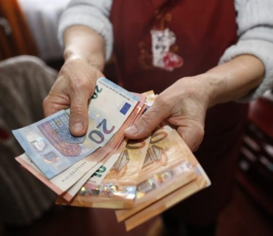 Pavisam patīkama ziņa šai iedzīvotāju grupai saistībā ar naudas pabalstu! “Beidzot to izmaksās!”