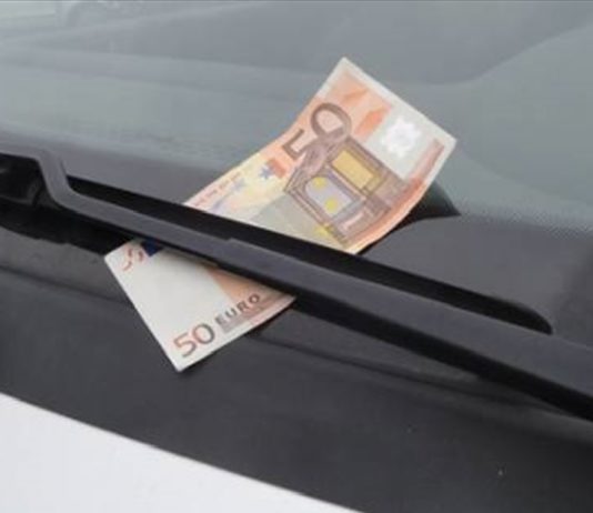 Autovadītāji Uzmanities! Ja Ieraugi naudu uz mašīnas vējstikla – Nekavējoties sēdies iekšā un Brauc prom!