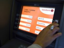 Vīrietis atklāj, kā par viņu izņirgājās un pazemoja Swedbank filiālē! Tagad brīdina citus iedzīvotājus!