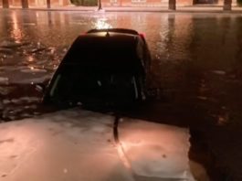 Soc Tīklos izplatās video, kurā sieviete brauc pa aizsalušu kanālu, lai izrādītos un ielūst ledū! VIDEO